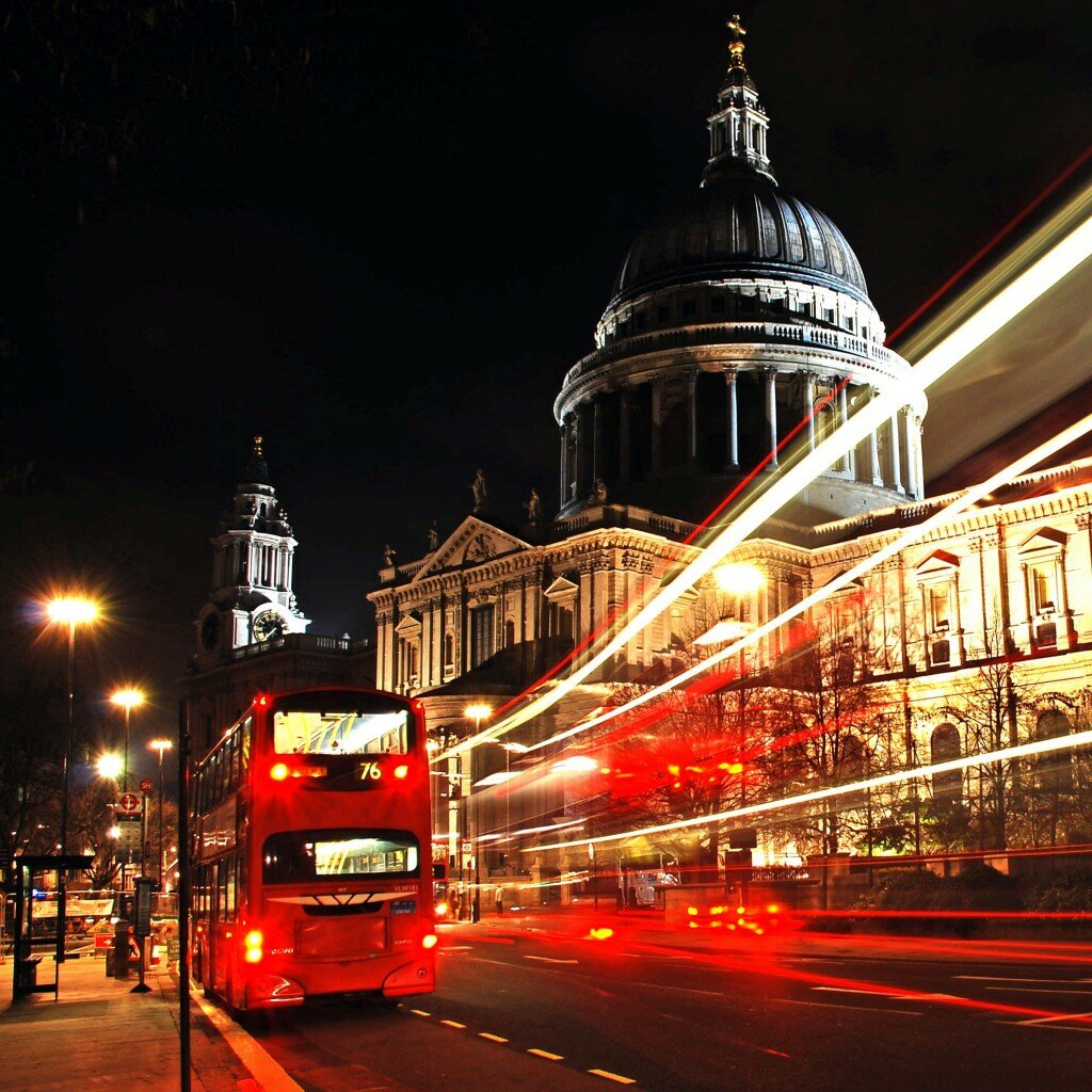 london_city_bus_night_59178_2048x2048