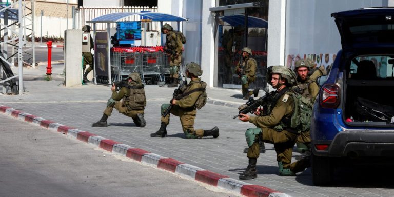 La monnaie israélienne chute à son plus bas niveau depuis 7 ans, incitant la banque centrale à vendre 30 milliards de dollars de réserves de change