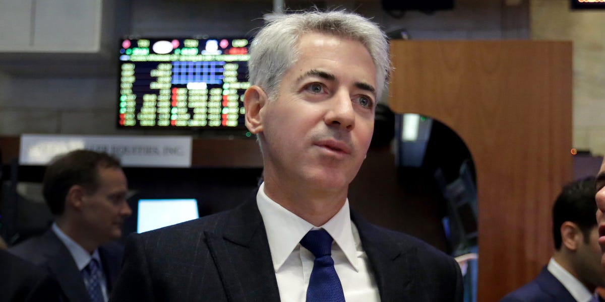 Bill Ackman affirme que l'économie américaine est confrontée à un risque réel d'atterrissage brutal si la Fed ne réduit pas rapidement ses taux d'intérêt.