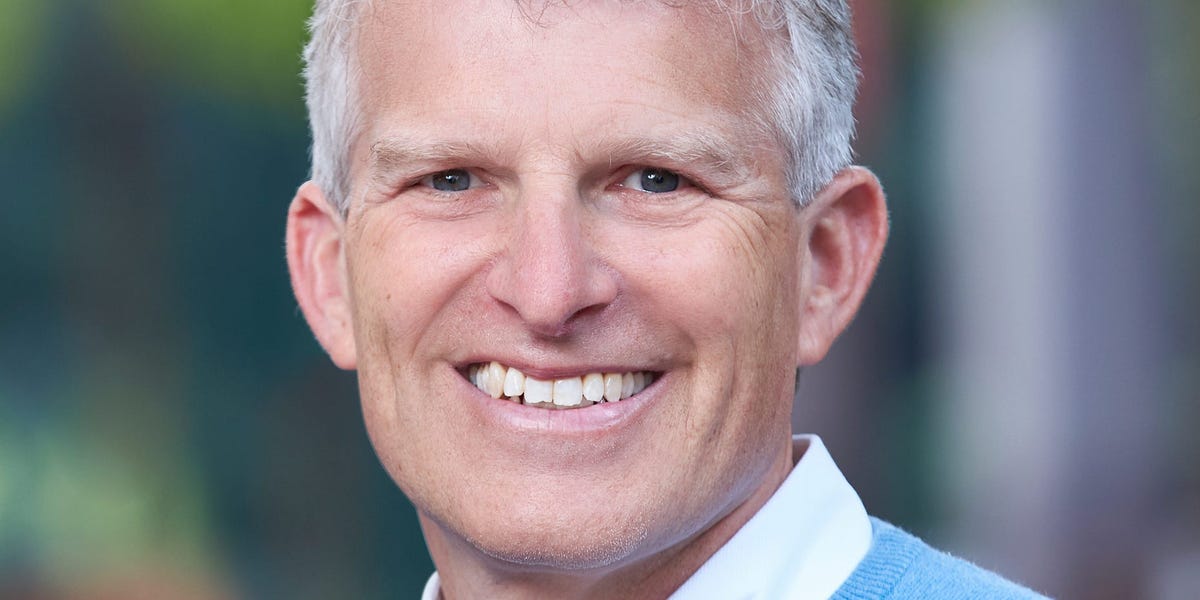 Comment être sympathique lors d'une fête d'entreprise ou d'un dîner de famille, selon un professeur de Stanford