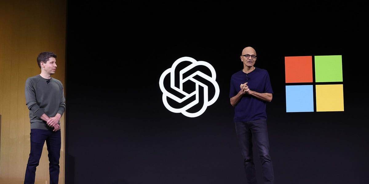 Microsoft préparait ses bureaux de San Francisco avec des MacBook et des ressources humaines en attente pour accueillir les employés d'OpenAI en défection, puis Sam Altman a rejoint le poste de PDG.