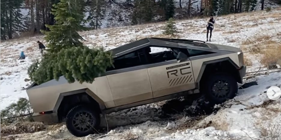 J'ai étudié la vidéo du Cybertruck coincé dans la neige comme le film de Zapruder – et je n'ai toujours aucune idée exactement de ce qui se passe.