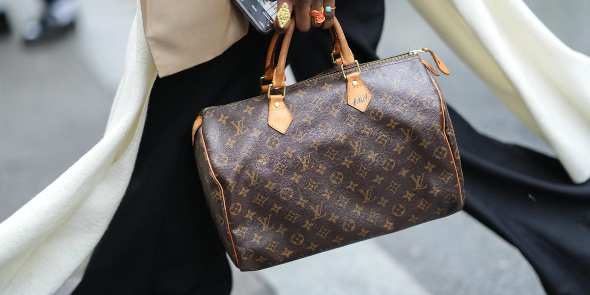 J'ai travaillé chez Louis Vuitton.  Nous repérons constamment de faux sacs. Voici ce que nous avons fait lorsque les clients essayaient de les retourner.