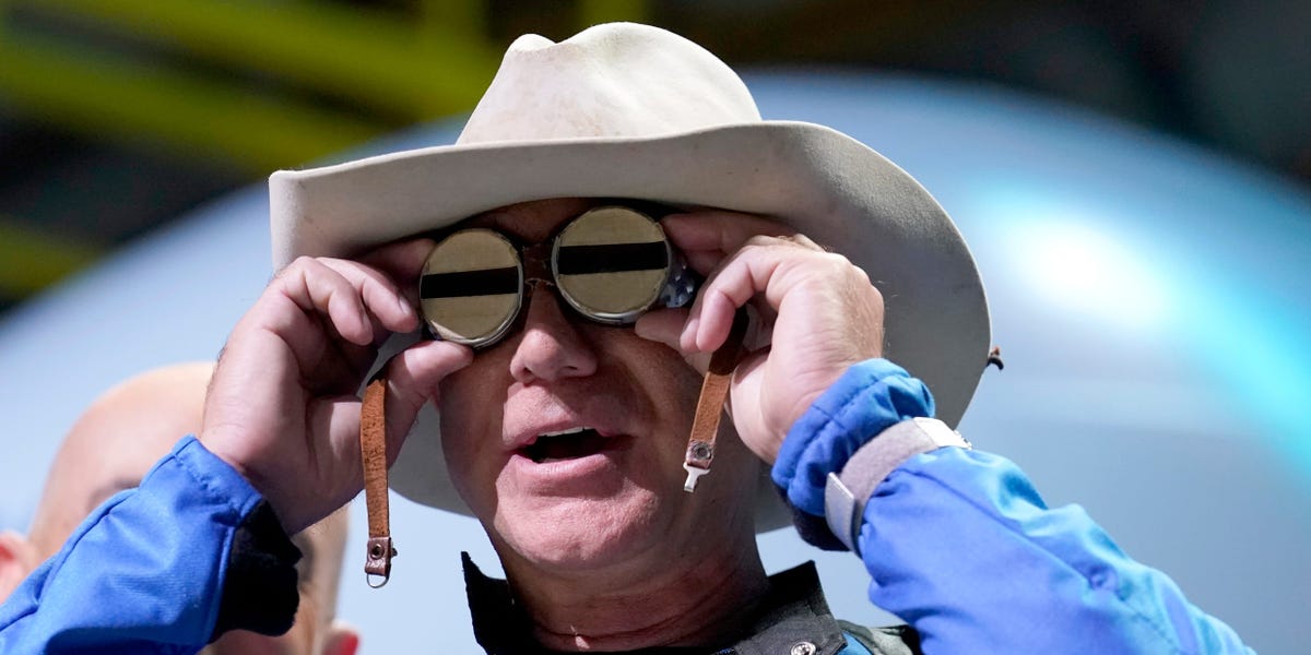 Jeff Bezos affirme que les humains vivront dans d'immenses stations spatiales avant de s'installer sur d'autres planètes, s'éloignant une fois de plus des ambitions d'Elon Musk sur Mars.