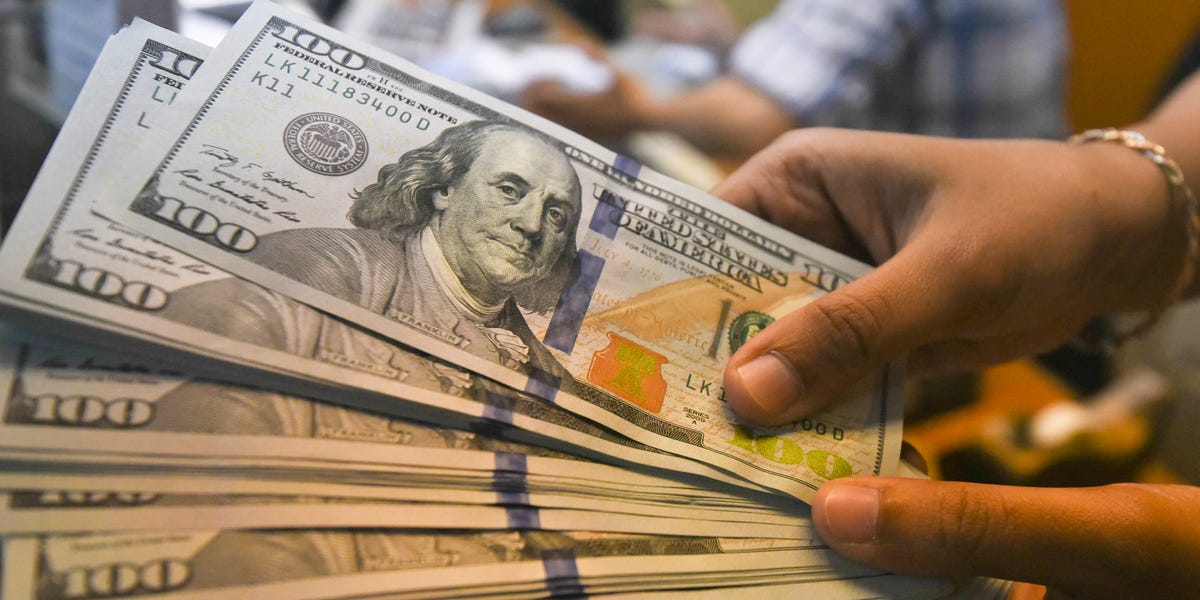 "Jetez votre argent à la poubelle" : les investisseurs échangeront leurs dollars contre des actions si les taux d'intérêt baissent l'année prochaine, selon un stratège