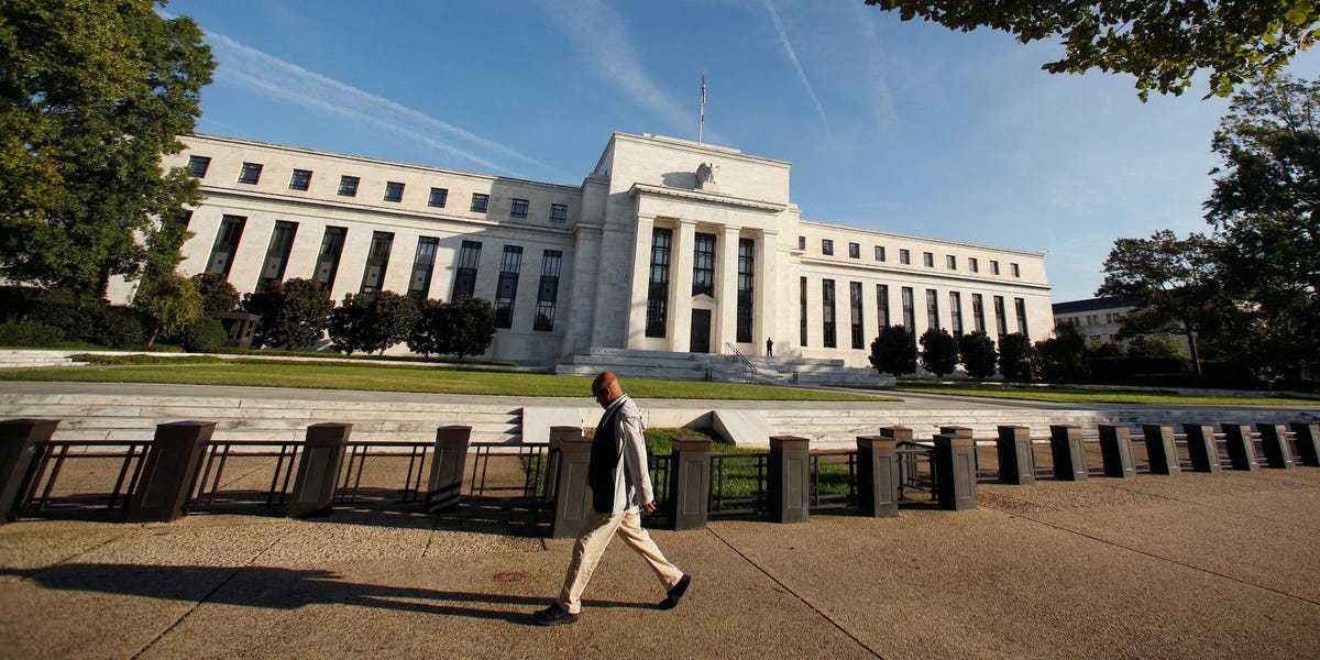 La Fed a surpris les marchés avec un brusque changement de cap sur les baisses de taux pour 2024.  Voici comment Wall Street modifie ses prévisions.