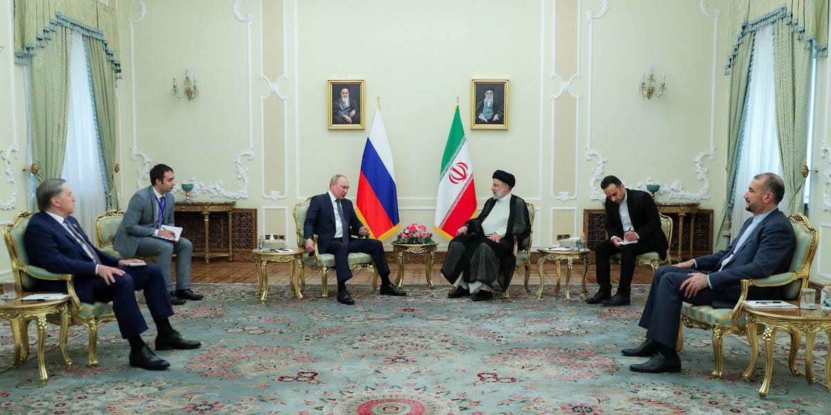 La Russie et l'Iran intensifient leur campagne de dédollarisation en s'engageant à éviter le billet vert dans leurs échanges bilatéraux, selon un rapport