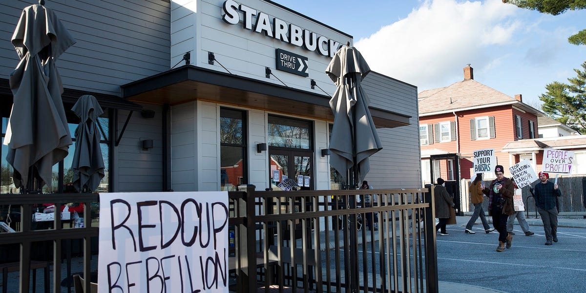 La dernière réaction de Starbucks comprend une nouvelle application qui aide les clients à trouver des cafés alternatifs et un programme d'échange pour les cartes-cadeaux de l'entreprise.