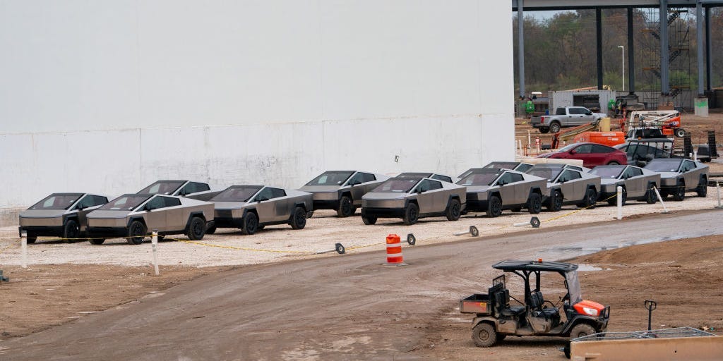 La vidéo emmène les spectateurs dans les coulisses de la construction du Cybertruck de Tesla, y compris le façonnage des panneaux de porte en acier.