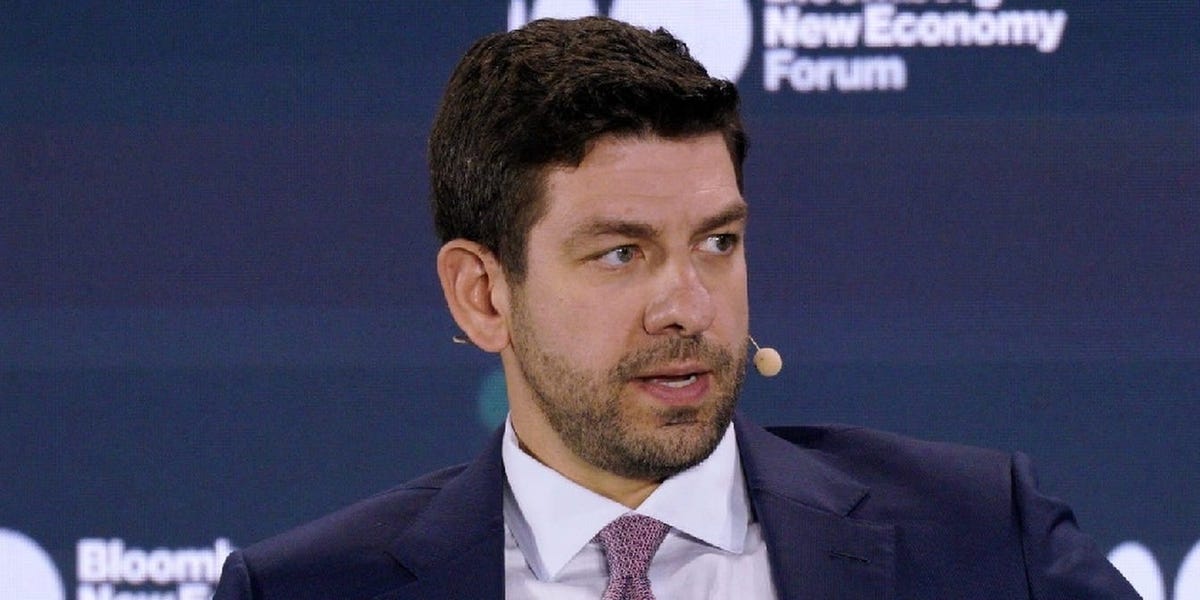 Le S&P 500 pourrait chuter de 20 % ce printemps, puis atteindre un niveau record d'ici la fin de 2024, selon un stratège.