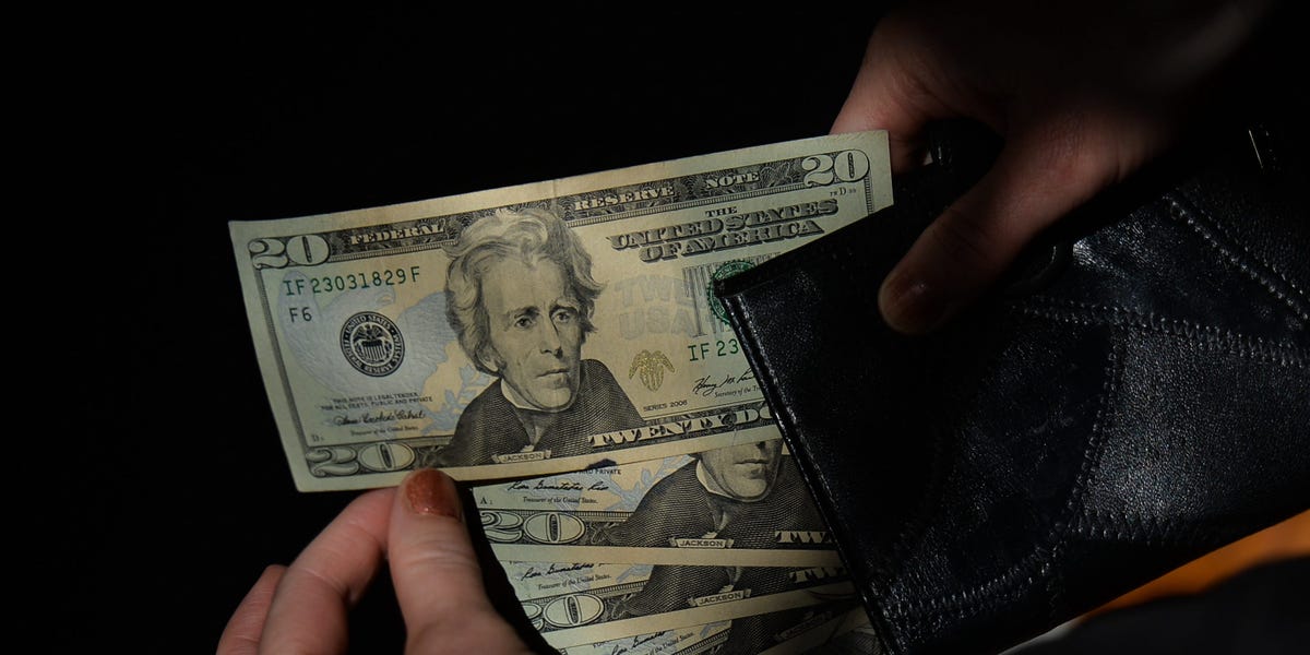 Le principal stratège de JPMorgan affirme que les liquidités semblent meilleures que les actions en 2024 car la Fed ne baissera pas ses taux rapidement