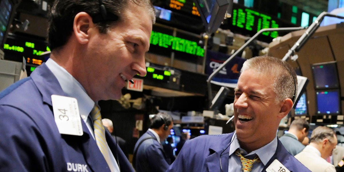 Les actions américaines chutent mais terminent l'année sur de gros gains alors que les traders anticipent une politique plus souple de la Fed en 2024.