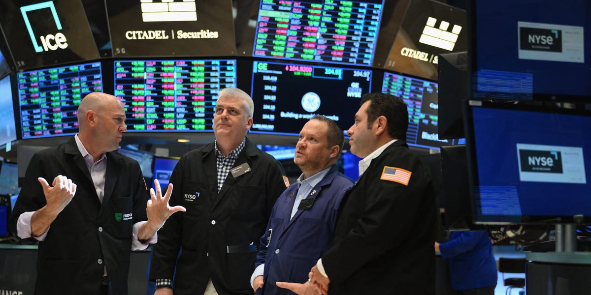Les actions américaines s'échangent de manière mitigée alors que le S&P 500 termine juste en dessous du record historique