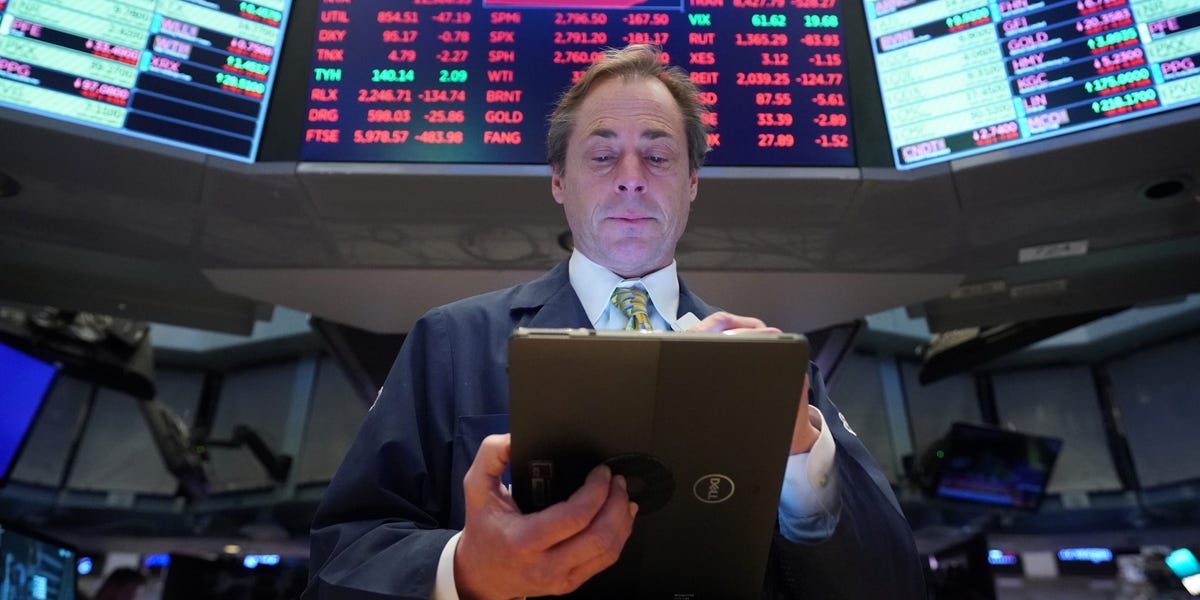 Les actions américaines s'échangent de manière mitigée alors que les investisseurs se préparent pour une semaine bien remplie de réunions des banques centrales et de données économiques