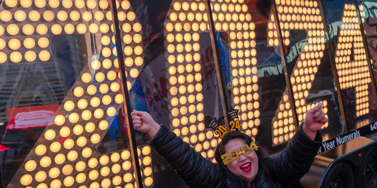 Les fêtards du Nouvel An dépensent beaucoup d'argent pour un dîner près de l'emblématique stade de boules de Times Square