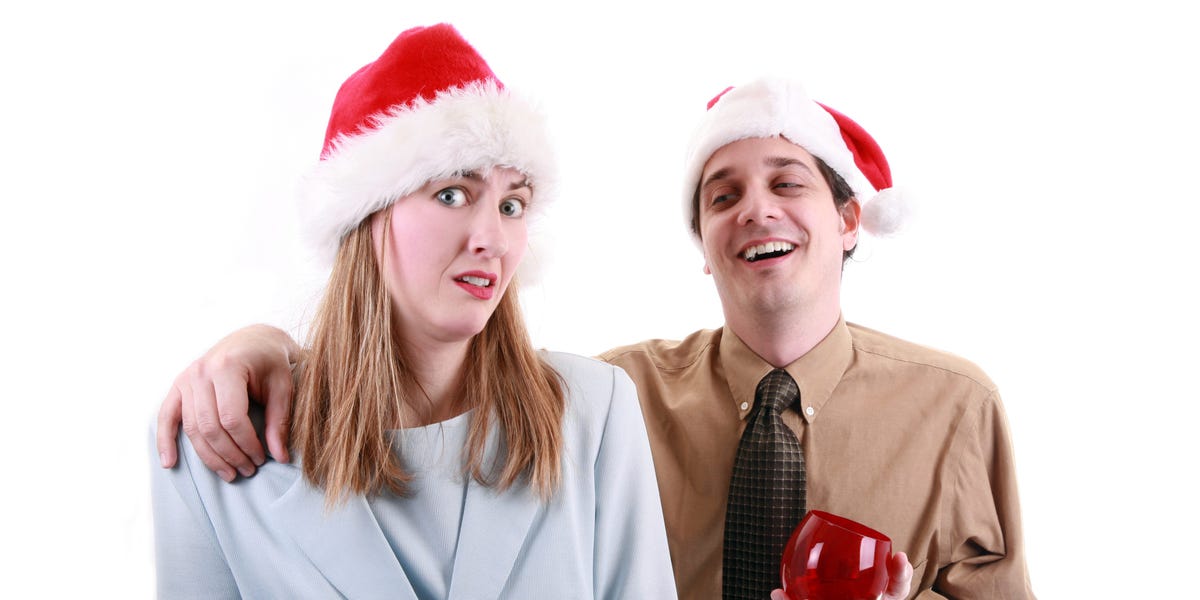 Les fêtes de fin d'année arrosées au bureau sont démodées alors que les employés sirotent des cocktails sans alcool et du vin sans alcool à la place