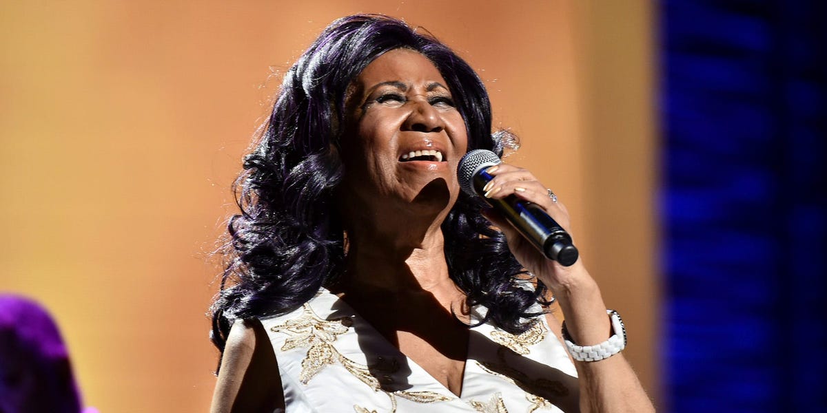 Les fils d'Aretha Franklin ont reçu des biens précieux après que le testament manuscrit de la chanteuse, signé avec un visage souriant, ait été découvert caché dans un canapé