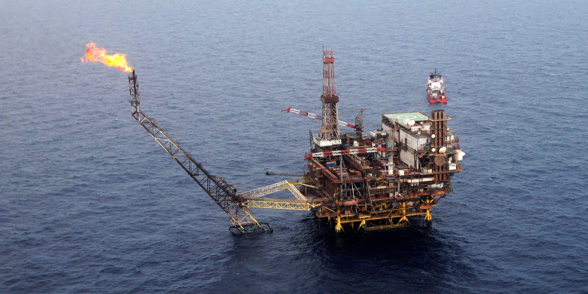 Les prix du pétrole s’effondrent.  La faute à une demande incertaine et à une production américaine en plein essor.