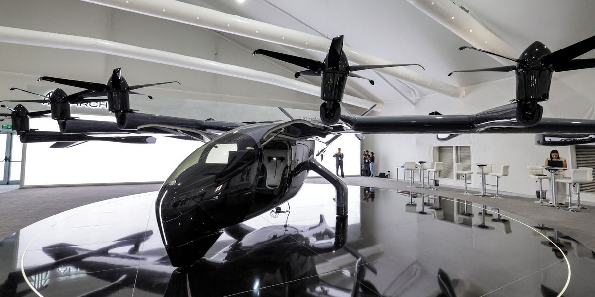 Les taxis volants pourraient prendre leur envol d’ici l’année prochaine.  Voici pourquoi l'industrie aéronautique est si enthousiasmée par les eVTOL.