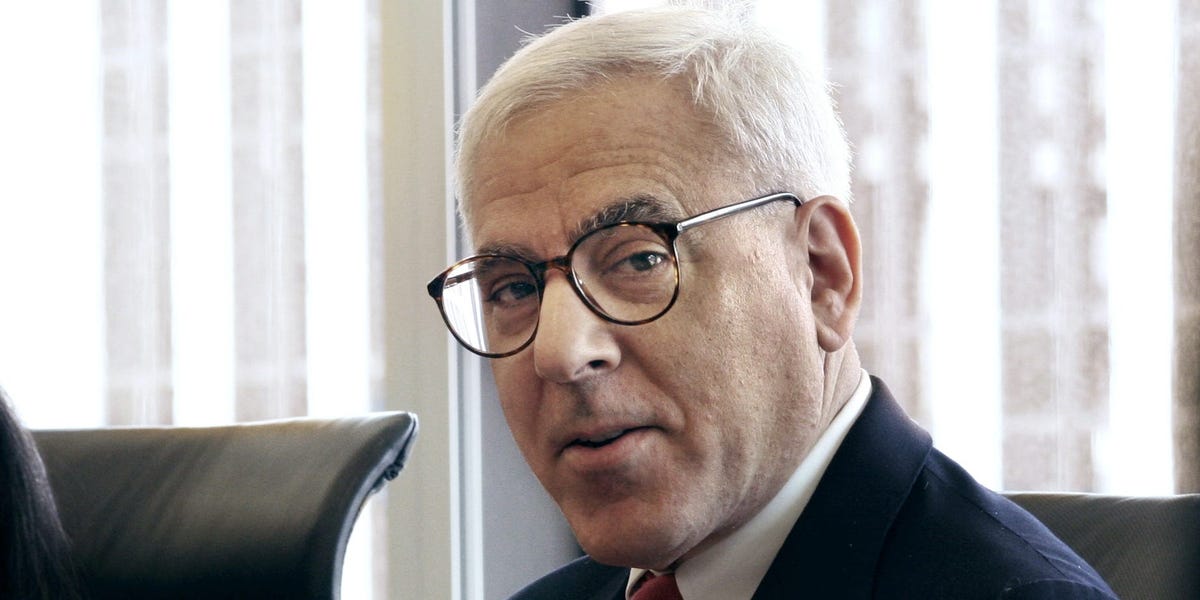 L'investisseur milliardaire David Rubenstein dit qu'il ne pense pas qu'il y aura de récession au cours des prochains trimestres, même malgré le signal de baisse des taux de la Fed.