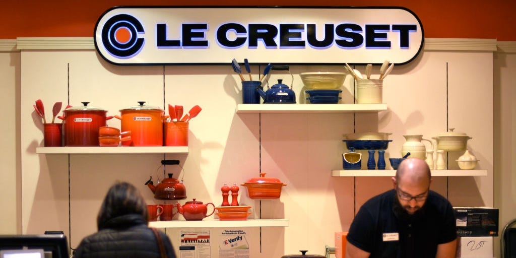 Quelqu'un a en fait acheté le lot Le Creuset de 4 500 $ et 157 pièces, et mon Dieu, c'est magnifique
