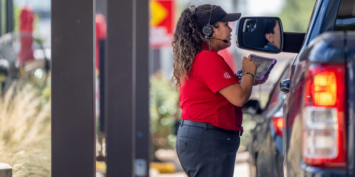 Rencontrez le travailleur type de la restauration rapide : une femme de 26 ans qui n'est pas fidèle à la marque.