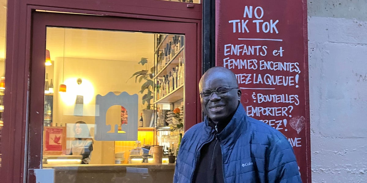 Un bar à vin parisien a interdit les TikTokers et a embauché un videur pour contrôler les foules après que cela soit devenu une sensation virale involontaire
