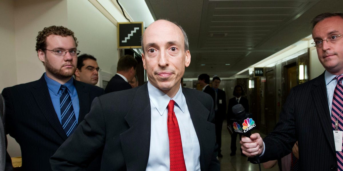 Un effet grégaire de l'IA pourrait faire tomber les marchés « d'une falaise par inadvertance », a déclaré le chef de la SEC, Gary Gensler.