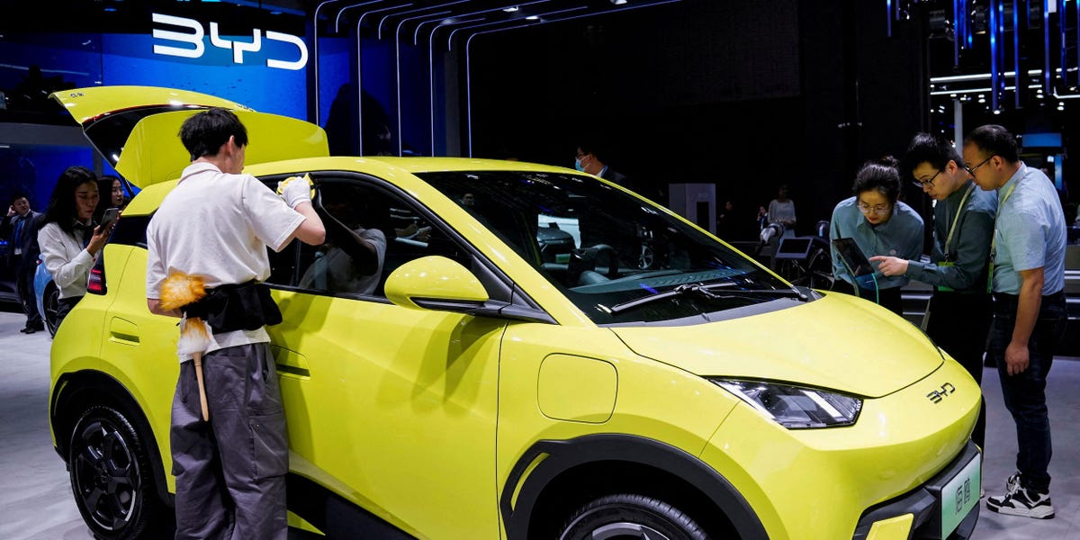 Un rival chinois de Tesla, soutenu par Warren Buffett, rachète ses propres actions pour stopper la chute des marchés boursiers