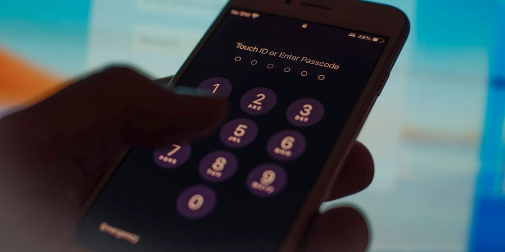 Un voleur d'iPhone a dérobé jusqu'à 2 millions de dollars en regardant des gens taper leurs codes d'accès.  Voici comment vous protéger.