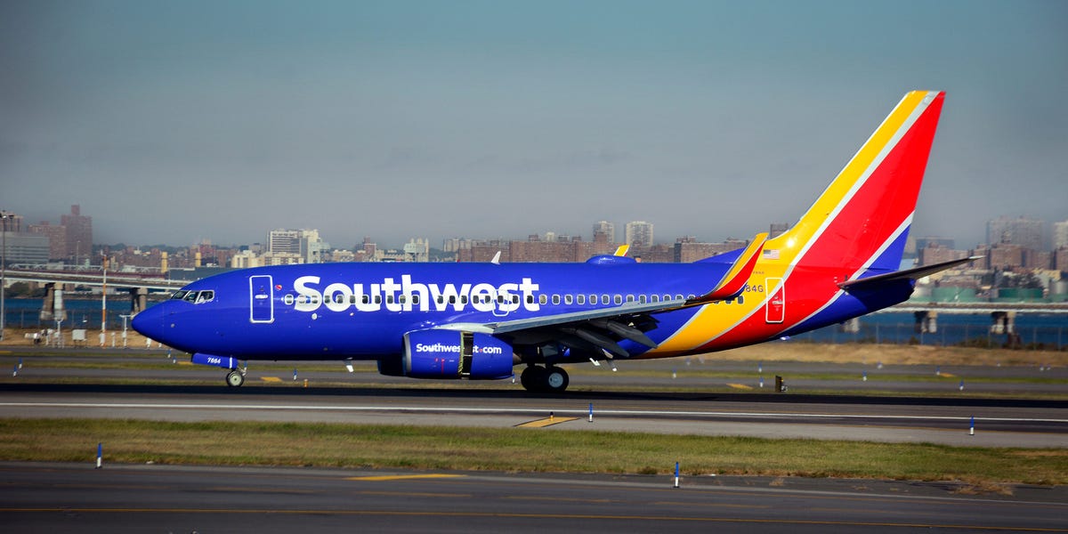 Une passagère du sud-ouest affirme que ses bagages sont arrivés trempés après un retard dû à une tempête, endommageant ses cadeaux de Noël emballés