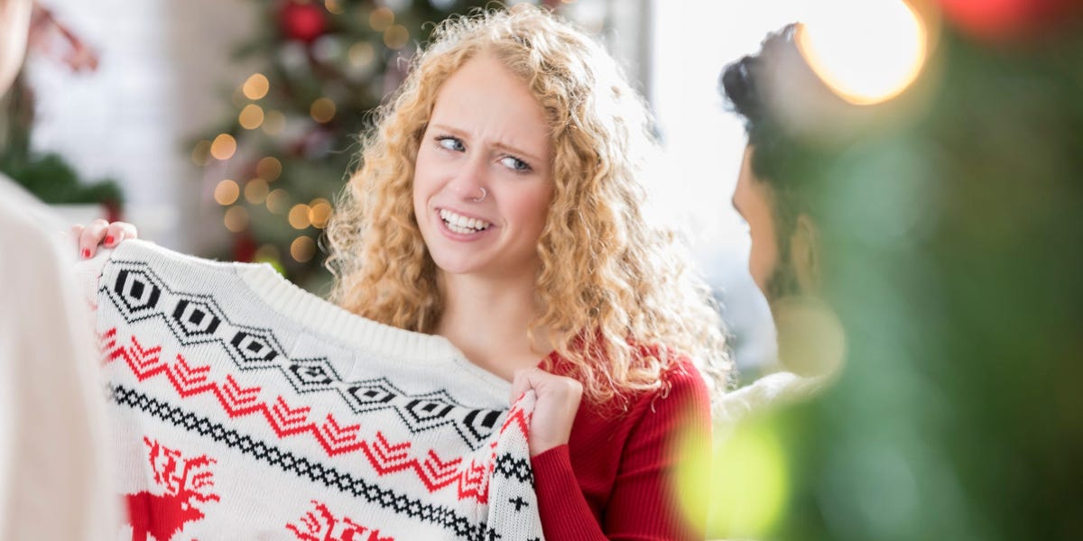 Vous avez un terrible cadeau de Noël ?  Voici ce qu'un expert en étiquette vous suggère de faire pour éviter de blesser qui que ce soit.