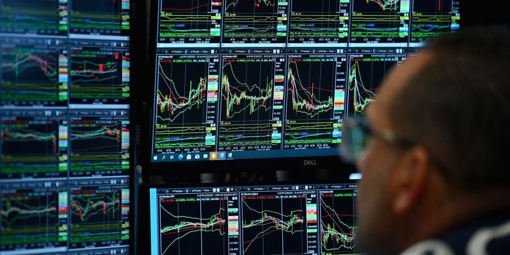 Les actions américaines s'échangent de manière mitigée alors que la baisse surprise des inscriptions au chômage fait grimper les rendements obligataires