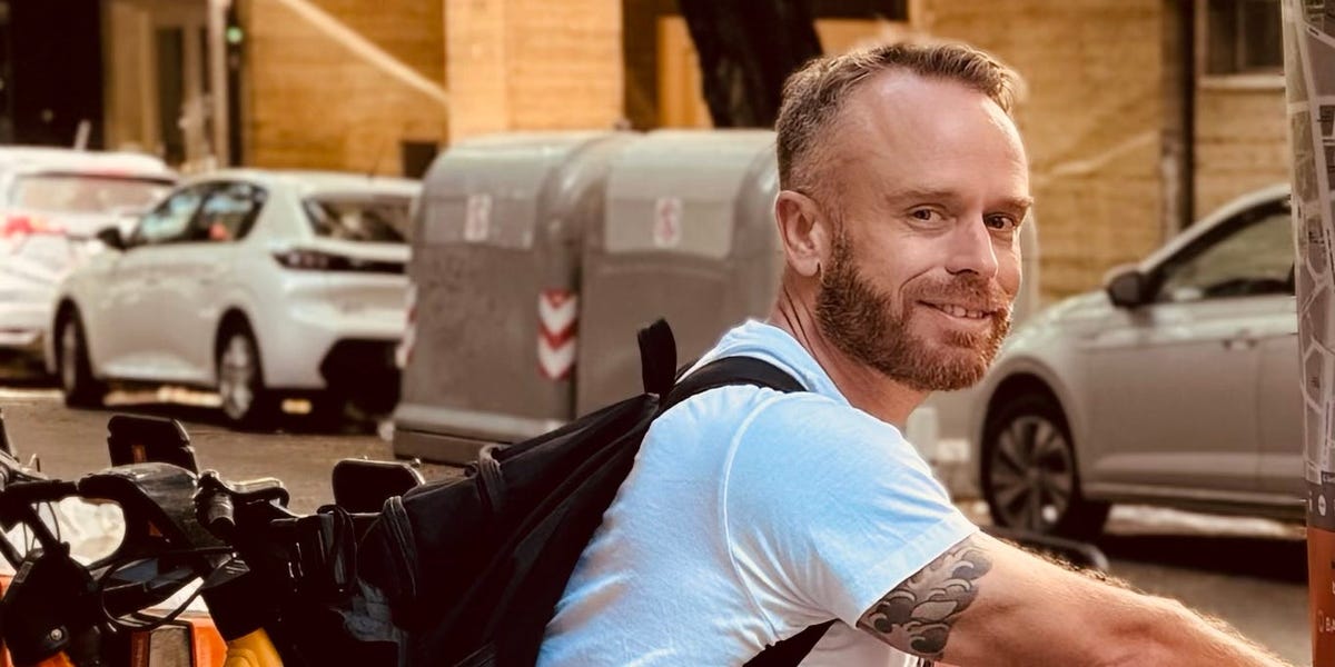 J'ai 41 ans et je ne sais pas conduire.  Les gens se moquent de moi, mais je suis mieux sans voiture.