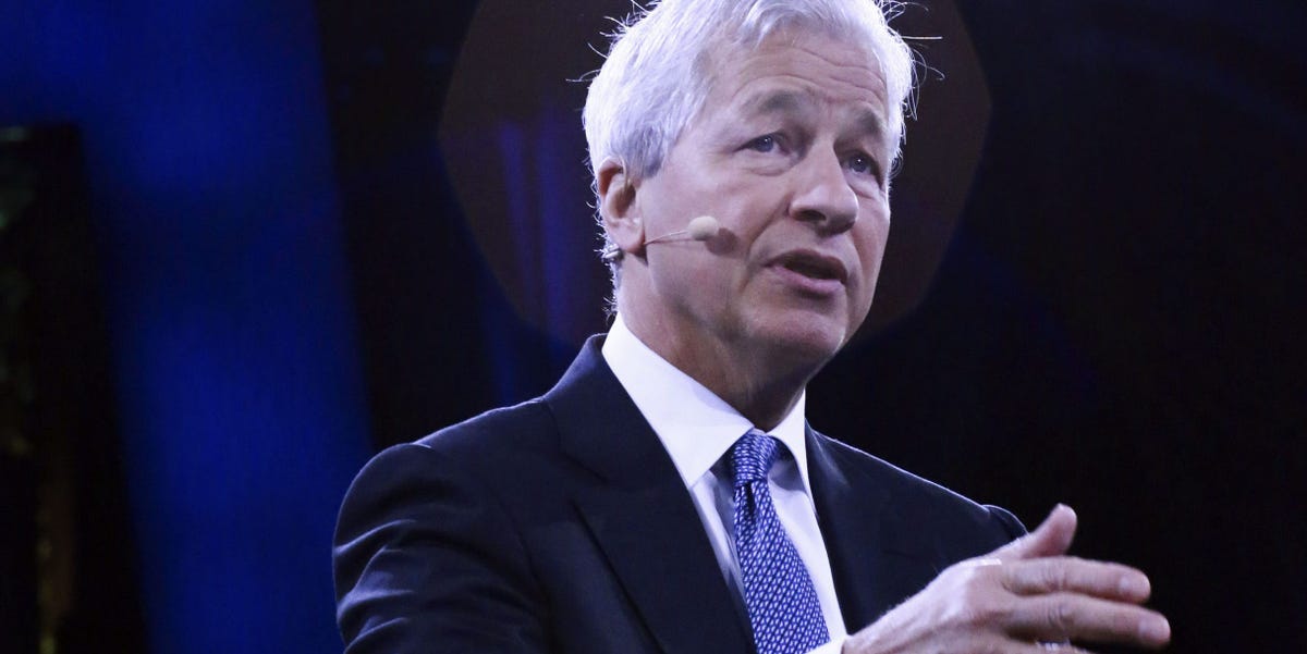 Jamie Dimon, PDG de JPMorgan, déclare que nous ne devrions pas supposer que tout va bien, car la hausse des actions est comme une drogue.