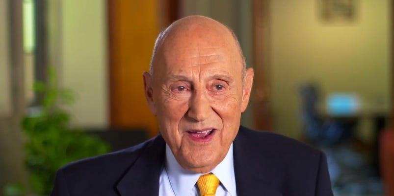 La légende de Wall Street, Burt Malkiel, rejette les prévisions du S&P 500 et de la récession, critique le bitcoin et prévient que les actions chères pourraient limiter les rendements des investisseurs.