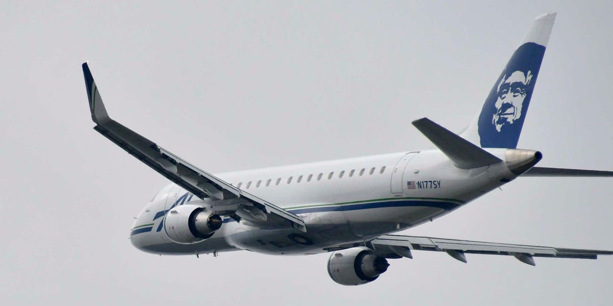 L'avion d'Alaska Airlines perd une partie de son fuselage, provoquant un atterrissage d'urgence