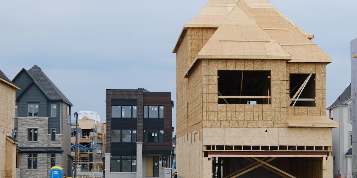 Le marché immobilier se réchauffe.  Mais seul un faible pourcentage des nouvelles maisons sont entièrement construites.