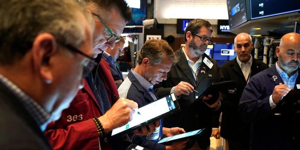 Les actions américaines chutent alors que les rendements obligataires bondissent après que le responsable de la Fed ait constaté un rythme plus lent des baisses de taux