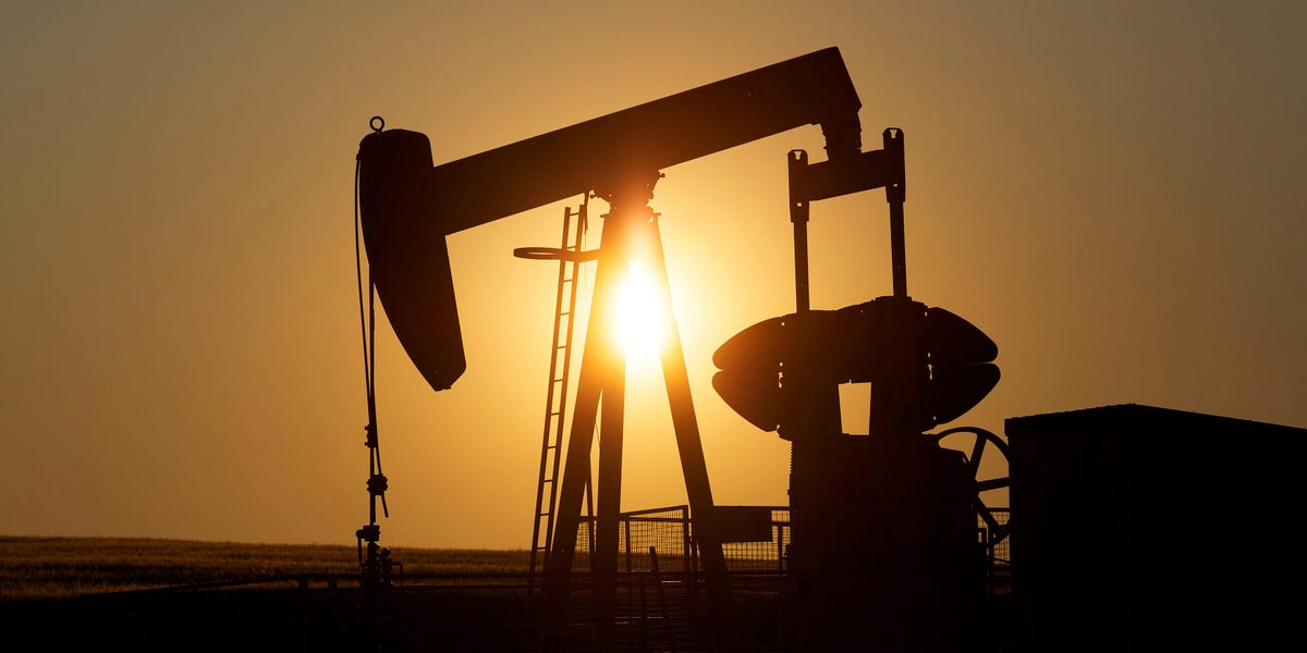 Les investisseurs se précipitent pour vendre du pétrole alors que l'Arabie Saoudite réduit les prix du brut et que les fonds semblent prêts à vendre