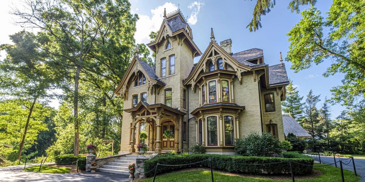 Les maisons de luxe sont plus chères que jamais alors que les riches supportent des taux hypothécaires élevés.