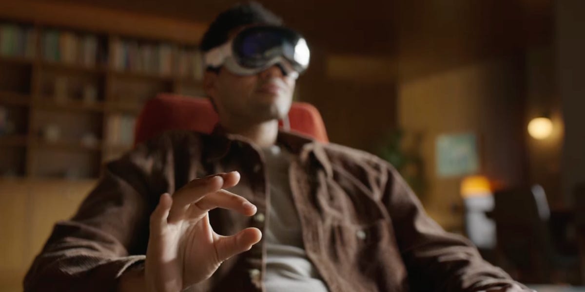 Les premières critiques complètes sont en cours pour le Vision Pro d'Apple.  Voici ce que disent les gens.