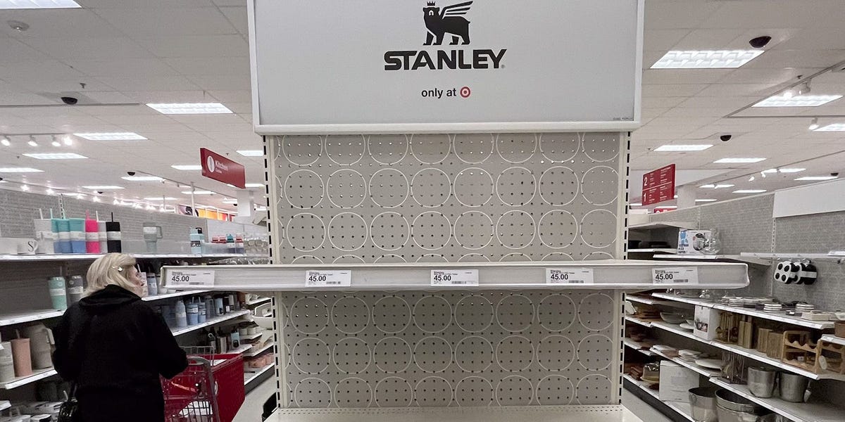 Les travailleurs de Target affirment qu'une infraction de « 15 minutes » leur a valu d'être licenciés pour avoir acheté des coupes Stanley