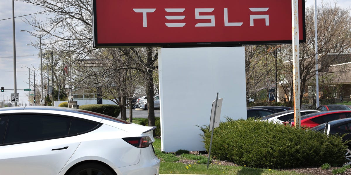 Les véhicules électriques se déprécient plus rapidement que les voitures à essence.  Voici comment se portent les modèles les plus anciens comme Tesla.