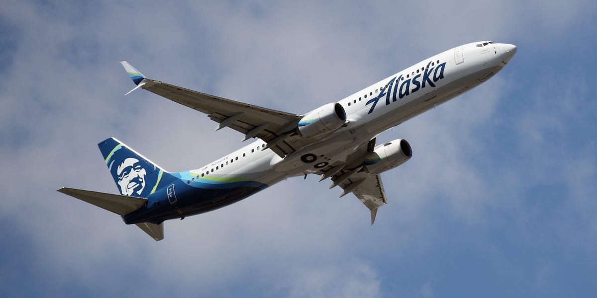 L'homme dont l'iPhone est tombé d'un vol d'Alaska Airlines dit qu'il dormait quand c'est arrivé : "La prochaine chose que je sais, je me dis oh merde, il y a un gros trou"