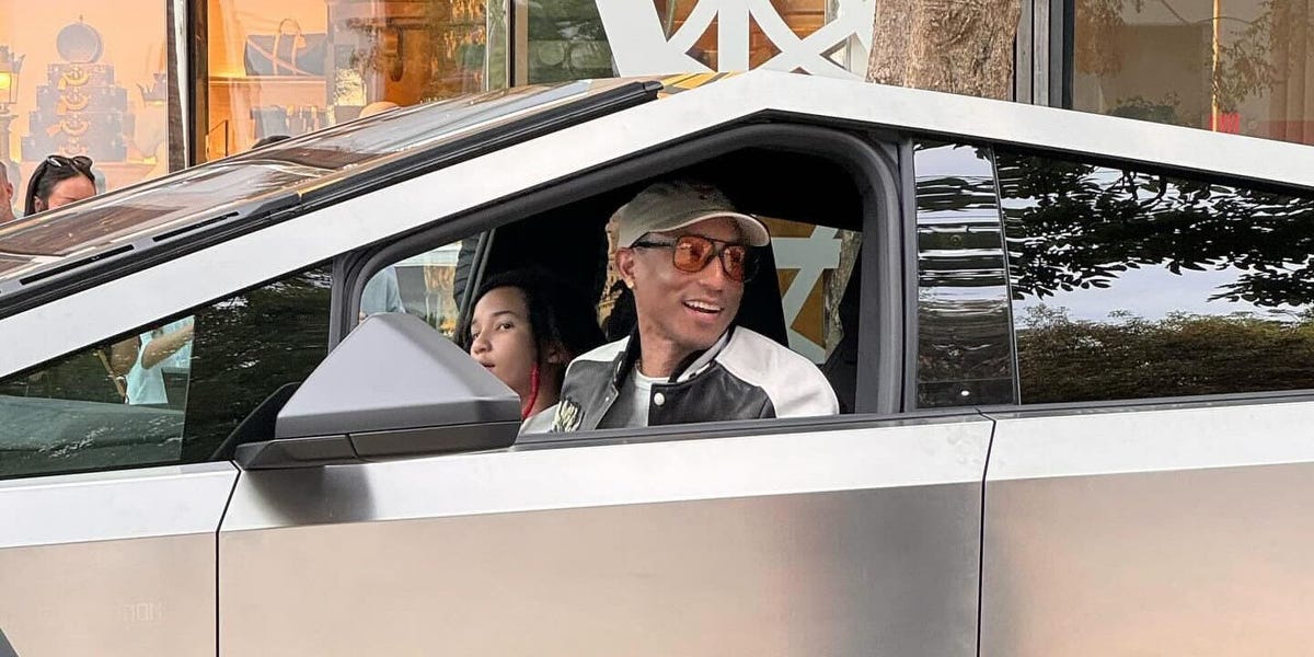 Pharrell a été aperçu en train d'essayer de garer son Cybertruck en parallèle à Miami – et apparemment en train d'échouer