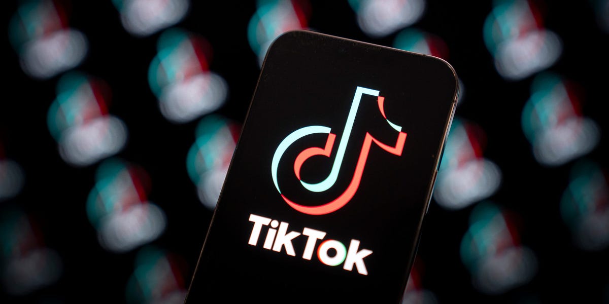 TikTok permet aux utilisateurs de créer des pistes avec l'IA – et certaines sont hilarantes et horribles