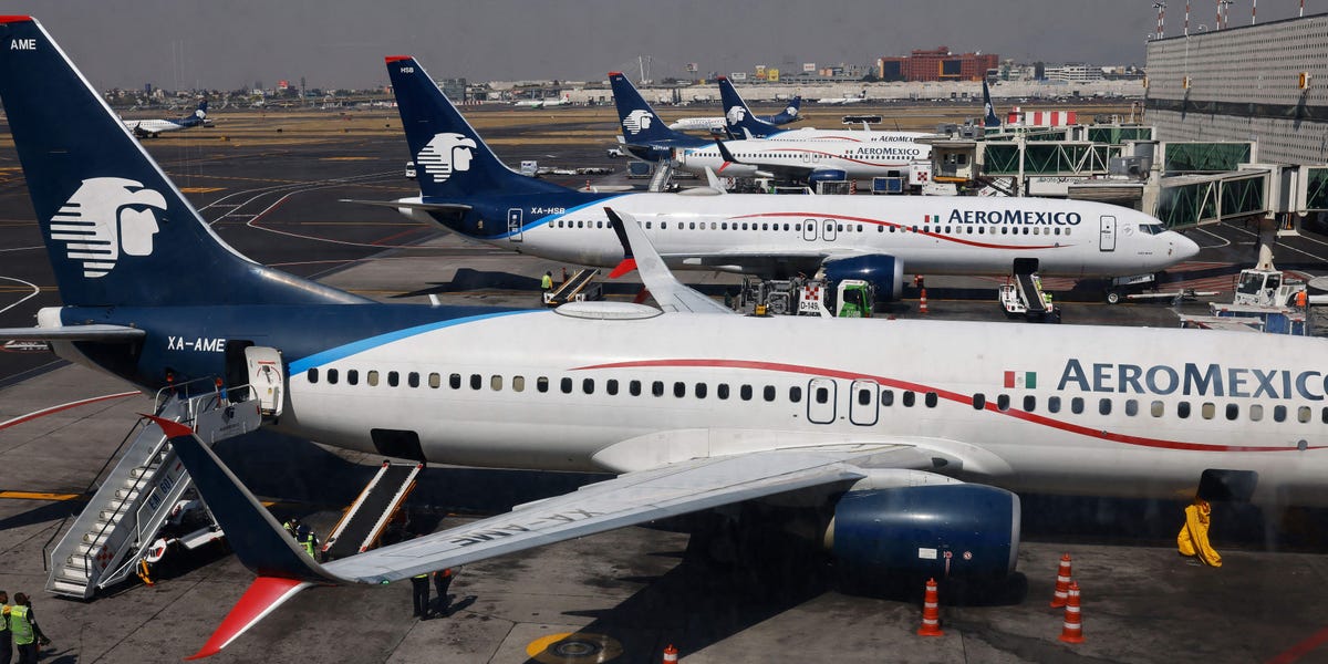 Un homme a ouvert la sortie de secours d'un avion et a marché sur son aile après que son vol ait été retardé de 4 heures sur le tarmac.  Ses compagnons de voyage le défendent désormais : "Il nous a sauvé la vie"