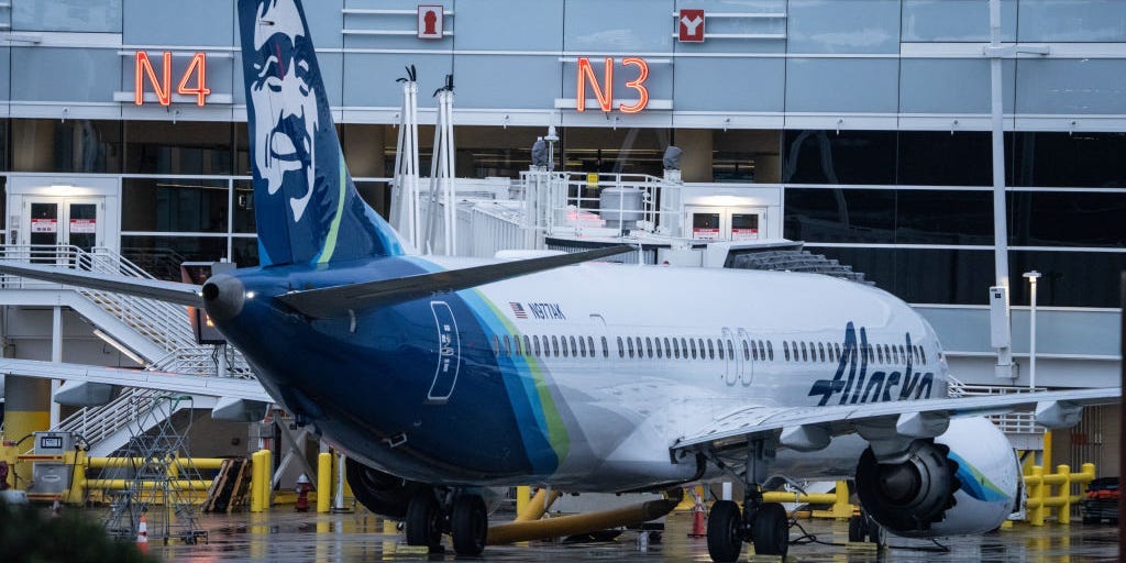 Une femme qui dit qu'elle était à bord du vol 1282 d'Alaska Airlines qui a fait exploser une porte en plein vol a déclaré qu'elle avait peur que l'avion « pique du nez à tout moment ».