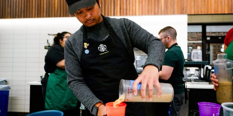 Vous avez désormais la possibilité au service au volant Starbucks de BYOC : apportez votre propre tasse